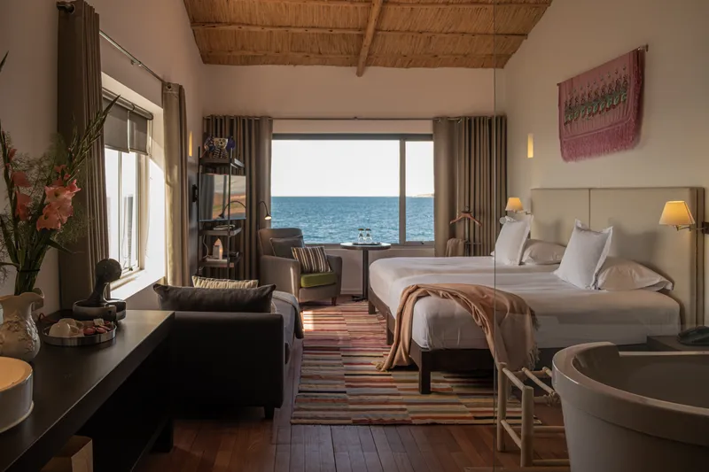 With privileged views of both sunrise and sunset, corner room boasts spectacular sights of the lake from all angles.